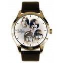 El clásico reloj de pulsera Sargento Pepper de los Beatles en latón macizo. Versión de primer plano
