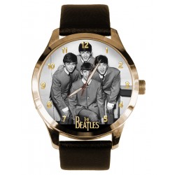 El clásico reloj de pulsera Sargento Pepper de los Beatles en latón macizo. Versión de primer plano