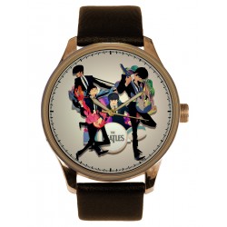 El clásico reloj de pulsera Sargento Pepper de los Beatles en latón macizo. Versión de primer plano