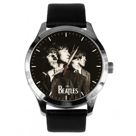 El clásico reloj de pulsera Sargento Pepper de los Beatles en latón macizo. Versión de primer plano